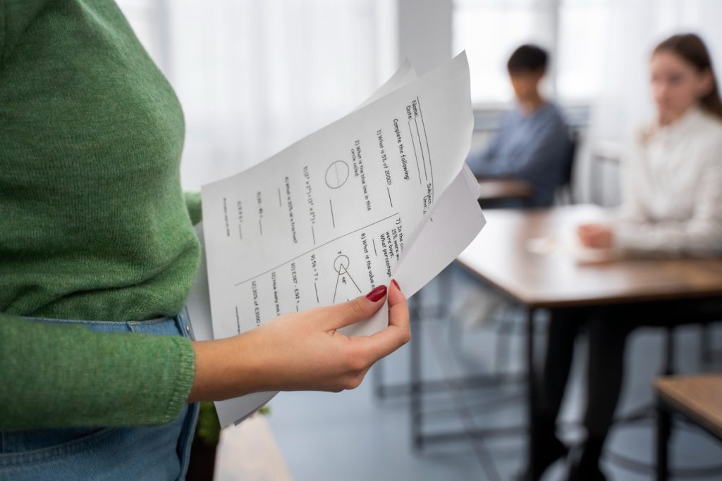 Estudiantes realizando pruebas de la EVAU