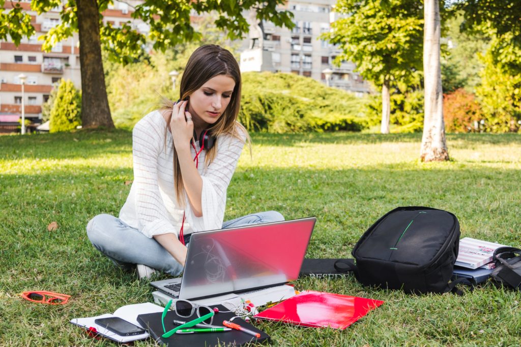 Estudiante consultando cómo acceder desde FP a la universidad