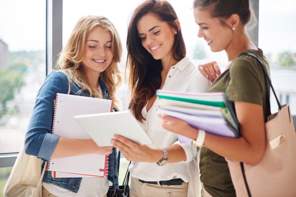 Estudiantes de Grado buscando las Becas Santander 2025