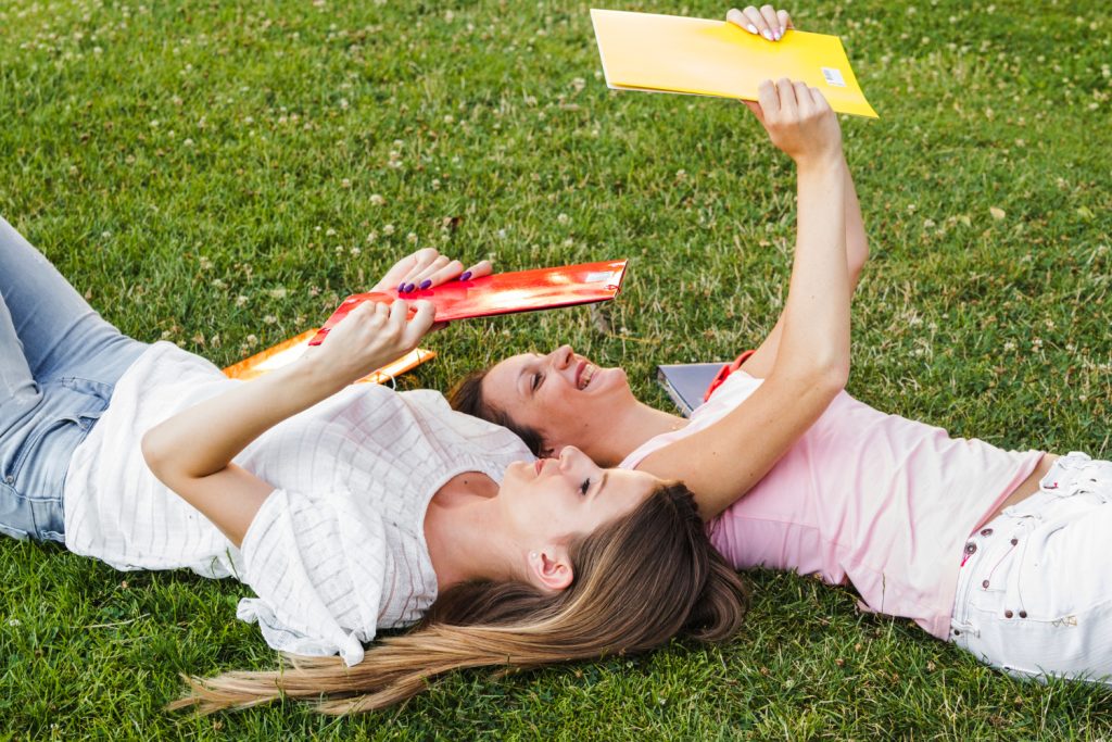 Dos estudiantes siguiendo estas estrategias para repasar en verano