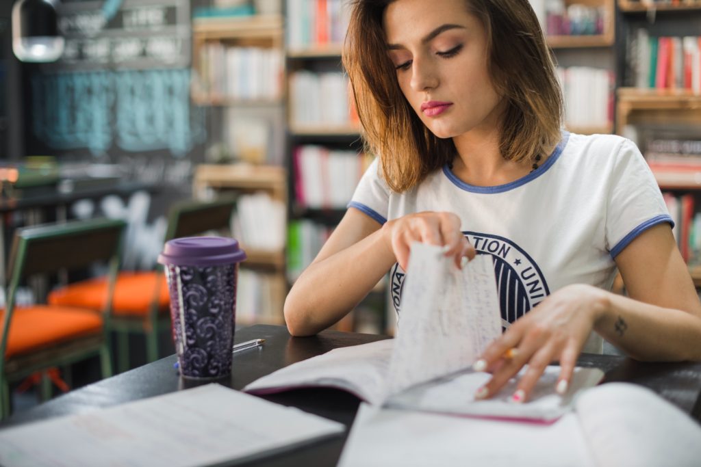 Estudiante preparándose oposiciones del Grupo C