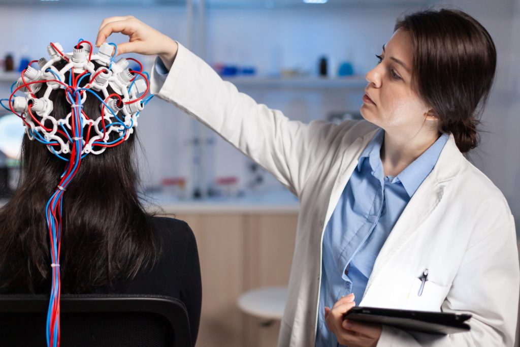 Experta en neurociencia estudiando el cerebro humano